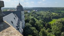 Kreismuseum Wewelsburg mit Ausblick auf das frühlingshafte Paderborner Land